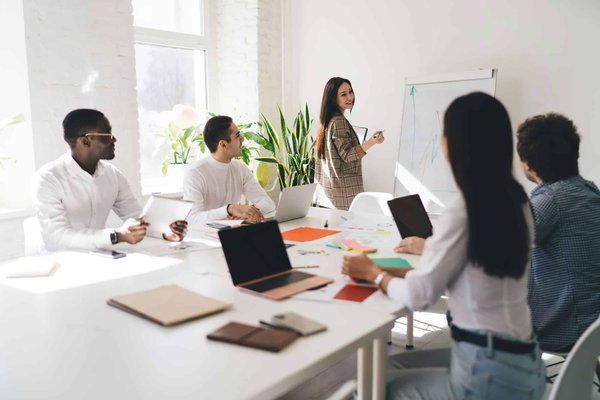 Quelles stratégies pour gérer l'innovation dans les secteurs réglementés comme la santé et la finance ?