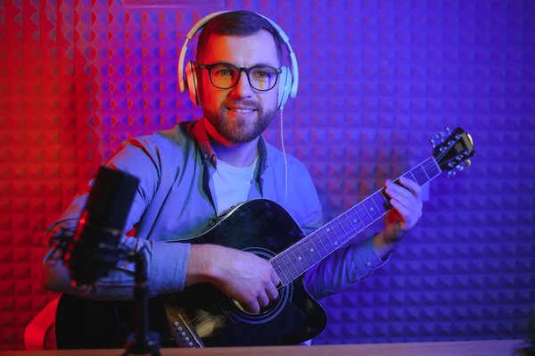 Quels sont les avantages et les défis du marketing vocal pour les entreprises de services en ligne ?