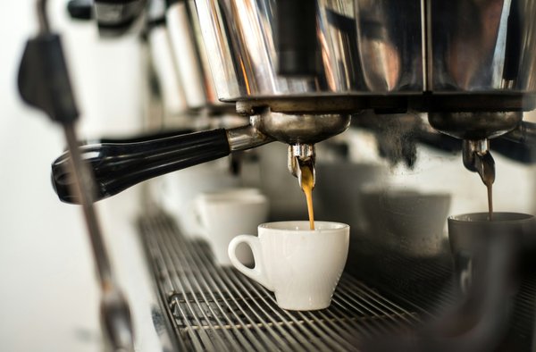 Réduire vos coûts avec la machine à café entreprise adaptée